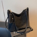 Sac hobo noir en daim avec coutures blanches contrastées et petite pochette assortie - Noir