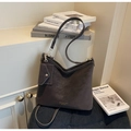 Sac hobo vintage marron foncé avec un petit porte-monnaie carré sur la sangle - Marron