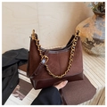 Détail de la texture en daim marron vintage et de la grosse chaîne dorée du sac à bandoulière - Marron