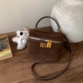 Sac boîte chic en daim marron foncé avec fermeture éclair dorée et bandoulière - Avec Pendentif / Marron