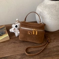 Sac boîte minimaliste en daim marron foncé avec détails dorés et bandoulière - Avec Pendentif / Marron