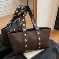 Bolso tote de cuero sintético marrón oscuro con grandes tachuelas metálicas y diseño punk - Marrón