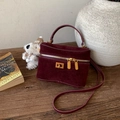 Sac boîte minimaliste en daim bordeaux avec fermoir doré vintage et poignée de main - Avec Pendentif / Bordeaux