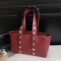 Bolso tote rojo oscuro con tachuelas plateadas y asas largas para estilo oficina - Burdeos