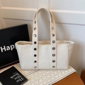 Sac fourre-tout beige chic avec clous argentés et poignée en cuir synthétique de qualité - Blanc