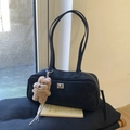 Bolso bowling negro texturizado con cierre plateado y adorno de perro pequeño - Con Colgante / Negro