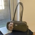 Bolso tipo bowling verde oliva con cierre de giro plateado y colgante de oso peludo - Con Colgante / Verde