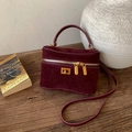 Sac boîte en daim bordeaux avec finitions dorées et poignée supérieure élégante - Sans Pendentif / Bordeaux
