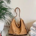 Schicke camelbraune Hobo-Bag mit weißen Nähten und goldener Schnalle in minimalistischem Look - Braun
