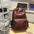 Detalle de mochila de cuero marrón oscuro con textura y bolsillo lateral de malla - Marrón Rojo