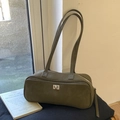 Bolso Boston verde oliva con textura de ante y cierre de metal de estilo minimal - Sin colgante / Verde