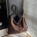 Dunkelbraune Hobo-Tasche aus mattem Leder mit goldener Schnalle und weißen Kontrastnähten - Braun