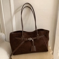 Sac cabas vintage en daim mat marron foncé avec fines bandoulières et boucle métallique - Marron