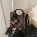 Vintage donkerbruine emmertas met wit contraststiksel en een bedeltje in hondvorm - Koffie met Hanger