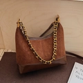 Sac demi-lune rétro en daim marron foncé et cuir lisse avec chaîne dorée chic - Marron