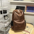 Detalle de mochila vintage de cuero PU marrón con bolsillo frontal y malla lateral negra - Marrón Amarillento