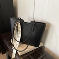 Bolso tote minimalista de piel granulada negra para mujer con cinta decorativa de moda - Negro