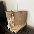 Bolso tote minimalista caqui en cuero granulado con accesorio de pañuelo de seda moderno - Caqui