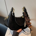 Borsa a mezzaluna nera in pelle scamosciata con ciondolo a forma di orsetto - Nero con ciondolo