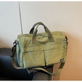 Dettaglio della borsa da viaggio in nylon impermeabile verde oliva con tasche e cinghie - Verde