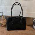 Borsa tote minimalista in pelle scamosciata nera con manici lunghi e zip dorata - Nero