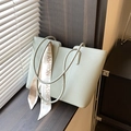 Schicke salbeigrüne Leder-Tote-Bag mit elegantem Modeschal und Kieselleder-Struktur - Grün