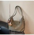 Détail du sac cabas vert olive avec rabat magnétique et accessoire de charme d'ours en peluche - Gris Avec Pendentif