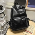 Mochila minimalista de cuero sintético negro con un gran compartimento y bolsillo frontal - Negro