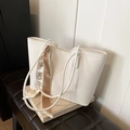 Offwhite Tote Bag aus Leder mit Litschimaserung und modischem Schal am Griff in schicker Deko - Weiß