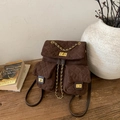 Dettaglio dello zaino trapuntato marrone con tasche con chiusura girevole dorata - Marrone