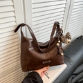 Borsa hobo marrone scuro in pelle oliata retrò con ciondolo a orso e tracolla - Caffè con Ciondolo