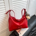 Borsa hobo rossa in pelle con ciondolo a forma di orsetto leopardato e dettagli argentati - Rosso con Pendente
