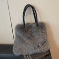 Bolso tote chic de piel sintética gris con asas de cuero trenzado negro para invierno - Negro