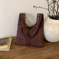 Borsa tote in ecopelle scamosciata marrone scuro con borchie metalliche retrò - Marrone