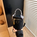 Schwarze Zylinder-Beuteltasche mit Herz-Schal am Griff und Goldketten-Detail - Schwarz