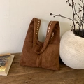 Borsa tote vintage in pelle scamosciata marrone con borchie argento e tracolla larga - Marrone