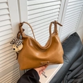 Borsa hobo vintage caramello in morbida ecopelle con ciondolo a forma di orsetto - Cachi con Pendente