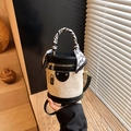 Zylindrische Eimertasche in Schwarz-Beige mit Schal-Tragegriff und Herzmuster - Gebrochenes Weiß