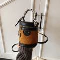 Gesteppte Beuteltasche aus braunem Wildleder und schwarzem Leder mit Seidenschal - Braun
