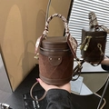 Dunkelbraune gesteppte Zylindertasche mit Seidenschal-Griff und goldenen Metallbeschlägen - Braun