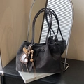 Borsa tote in camoscio antracite con ciondolo a cuore leopardato e dettaglio soffice - Con Ciondolo / Marrone