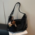 Sac à épaule minimaliste en cuir noir avec breloques mignonnes d'ours et d'étoile - Noir avec pendentif