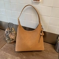 Bolso tipo cubo retro de cuero mate color camel con borla y logotipo dorado - Marrón