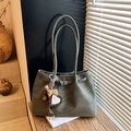 Borsa tote in camoscio verde salvia con ciondolo a cuore leopardato e tracolle - Con Ciondolo / Verde