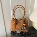 Borsa tote in camoscio marrone con nastro leopardato e ciondolo a cuore su libro - Con Ciondolo / Marrone