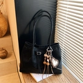 Borsa tote in camoscio nero con ciondolo a cuore e fibbie metalliche sui manici - Con Ciondolo / Nero