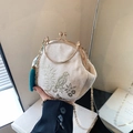 Beige Bestickte Schalen-Tasche mit grünem Vogelmuster, Goldkette und Quasten-Detail - Gebrochenes Weiß