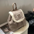 Mini sac à dos en daim kaki avec bordure en laine de mouton et écusson d'ours mignon - Kaki