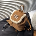 Mini sac à dos en daim marron avec bordure en polaire blanche et patch ours - Marron