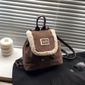 Sac à dos d'hiver marron foncé en daim synthétique avec bordure en peluche et ours décoratif - Marron